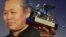  El director surcoreanao Kim Ki-duk posa con el León de Oro concedido a su película "Pietà", durante la ceremonia de clausura de la 69 edición del Festival Internacional de Cine de Venecia, Italia, el 8 de septiembre del 2012. 