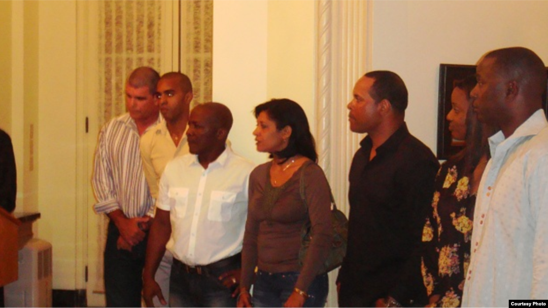 Los visitantes comparten con deportistas cubanos.