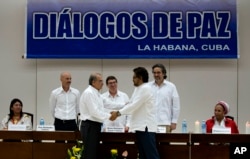 Piedad Córdoba (der.), en una reunión entre la guerrilla y el gobierno colombiano, celebrada en La Habana, en diciembre de 2015. (Foto AP/Ramón Espinosa, Archivo)
