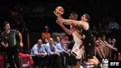 Nicolás Richotti (d) de Argentina disputa el balón con Jasiel Rivero (c) de Cuba el jueves 3 de septiembre de 2015, durante un juego del Torneo FIBA Américas en el Palacio de los Deportes en Ciudad de México.