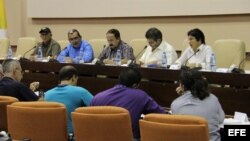 De izquierda a derecha, los integrantes de las FARC, Ricardo Téllez, Mauricio Jaramillo, Andrés París, Hermes Aguilar y Sandra Ramírez durante una conferencia de prensa hoy, jueves 6 de septiembre de 2012, en La Habana (Cuba).