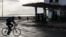 Un cubano pedalea frente a una gasolinera vacía en La Habana tras alza de combustibles en dólares. Foto: REUTERS/Norlys Perez