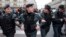 Policías rusas acordonan la zona para impedir que curiosos y periodistas observen una manifestación gay no autorizada en Rusia.