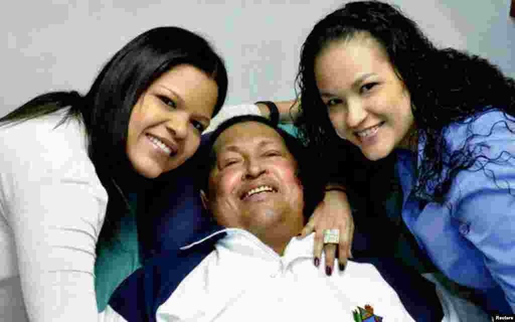 La foto de Ch&aacute;vez y sus hijas Rosa Virgina y Mar&iacute;a Gabriella.