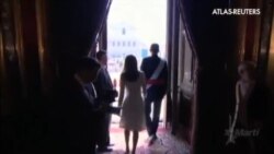 La Familia Real al completo sale al balcón a saludar a miles de personas congregadas frente al Palacio Real