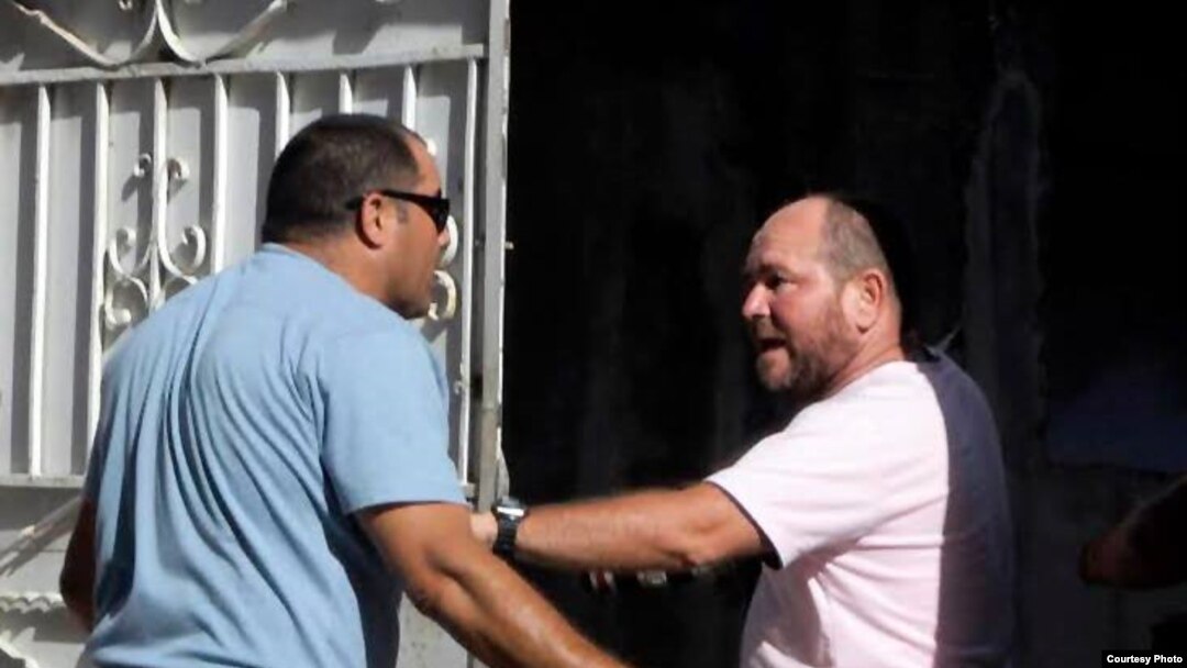 Imagen del incidente entre la seguridad que acompañó a Rihanna y periodistas acreditados en Cuba.