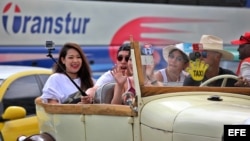 Turistas se toman una selfie durante un paseo en un auto clásico en La Habana. (Archivo)