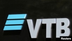 Se observa el logotipo del banco VTB en la sede de la entidad en Teherán, Irán, el 23 de mayo de 2023. Majid Asgaripour/WANA (West Asia News Agency) vía REUTERS.