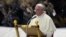 El Papa Francisco se dirige a los caballeros de la Orden Ecuestre del Santo Sepulcro a su llegada a la audiencia.  