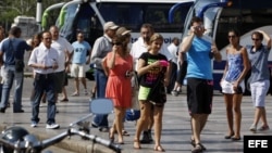 Un grupo de turistas camina por una calle de La Habana (Cuba).