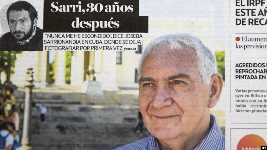 Periódicos vascos publican entrevista con Sarrionaindia, ilustrada con las primeras imágenes desde su desaparición en 1985, en las que, a sus 58 años, aparece sonriente, con el pelo blanco y posando ante la Universidad de La Habana
