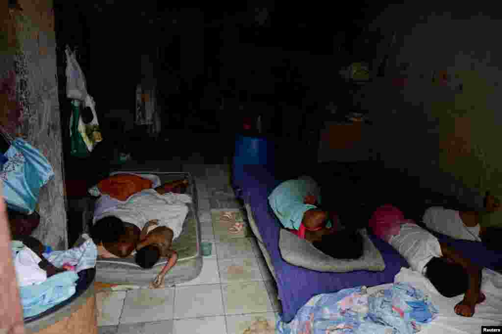 Personas duermen sobre un colchón cerca de la puerta de un balcón mientras Cuba se esfuerza por restablecer su red eléctrica nacional tras un apagón general, en La Habana, Cuba, el 4 de agosto de 2026. REUTERS/Norlys Perez
