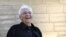 El arquitecto estadounidense nacido en Canadá, Frank Ghery posa ante ante el Museo Guggenheim Bilbao, una de sus obras maestras.
