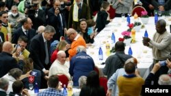 El papa Francisto participa en un almuerzo ofrecido por el Vaticano a los pobres en el Día Mundial de los Pobres el 13 de noviembre de 2022. (Reuters/Remo Casilli).