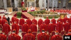  Los 115 cardenales asisten a la misa votiva "Pro eligendo Pontifice" previa al comienzo del cónclave. 