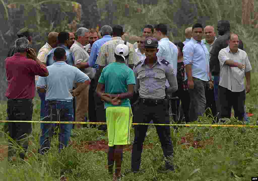 Mandatario cubano Miguel Díaz-Canel en la zona del desastre.