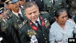 El general hondureño Romeo Vázquez Velázquez saluda a una mujer indígena.