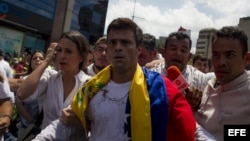 El dirigente opositor venezolano Leopoldo López se entregó a miembros de la Guardia Nacional (GNB, policía militarizada) el 18 de febrero de 2014, en una plaza en Caracas (Venezuela). 