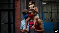 Habitantes de la capital deberán acogerse a severas medidas de control contra la propagación del coronavirus a partir de este martes. (AP Photo/Ramon Espinosa)