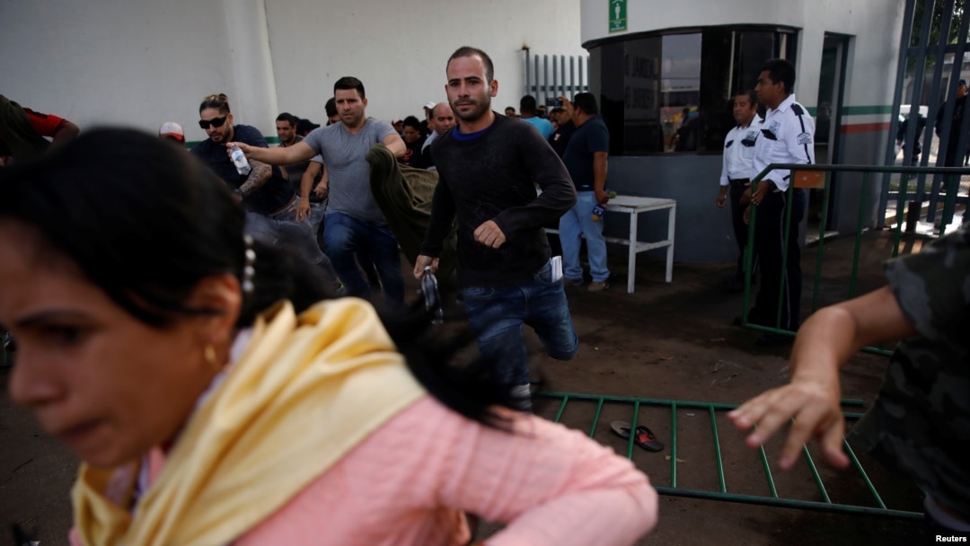 Aproximadamente 50 migrantes del país caribeño se amotinaron esta mañana al interior de la estación migratoria en Tapachula, Chiapas, con el objetivo de denunciar hacinamiento y malos tratos.