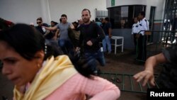 Aproximadamente 50 migrantes del país caribeño se amotinaron esta mañana al interior de la estación migratoria en Tapachula, Chiapas, con el objetivo de denunciar hacinamiento y malos tratos.