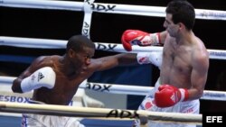 El boxeador de los Domadores de Cuba Leodán Núñez combate con el ruso Ovik Ogannisian