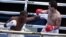 El boxeador de los Domadores de Cuba Leodán Núñez combate con el ruso Ovik Ogannisian