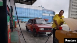 Un taxista que no quiso ser identificado llena su tanque de gasolina en La Habana, Cuba, el 11 de diciembre de 2023. REUTERS/Alexandre Meneghini