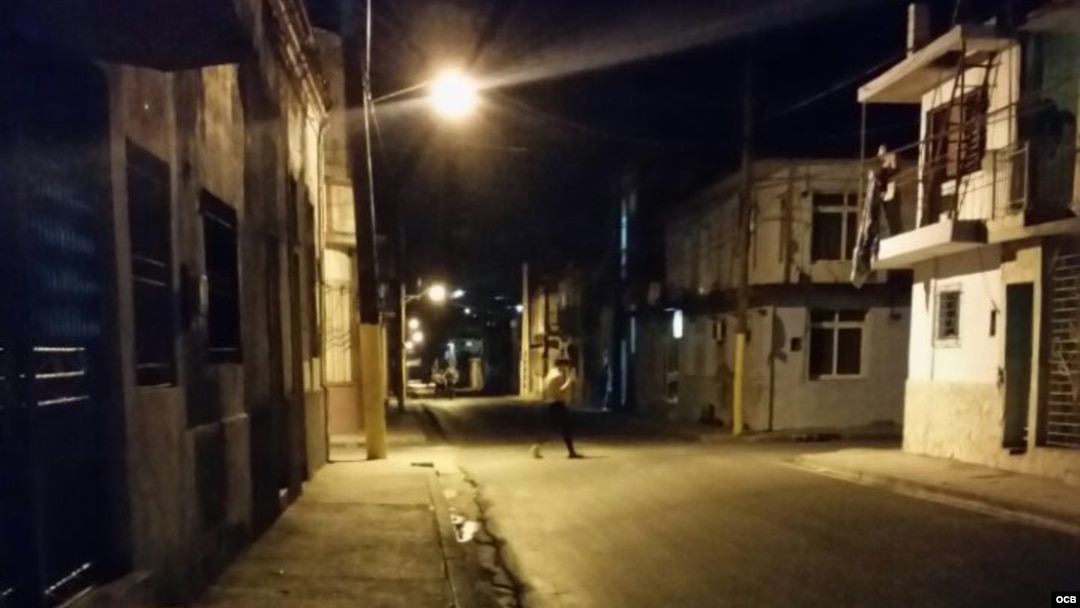 Una sola farola en calle holguinera.