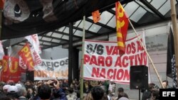 Manifestantes protestan al frente del Ministerio de Trabajo en Buenos Aires. 