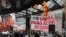 Manifestantes protestan al frente del Ministerio de Trabajo en Buenos Aires. 