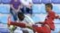 El defensa cubano Kingsley Madu (d) lucha por el control del balón ante el delantero nigeriano Aminu Uma (i), durante un partido del Mundial de fútbol sub-20 disputado entre Cuba y Nigeria en Kayseri (Turquía). 