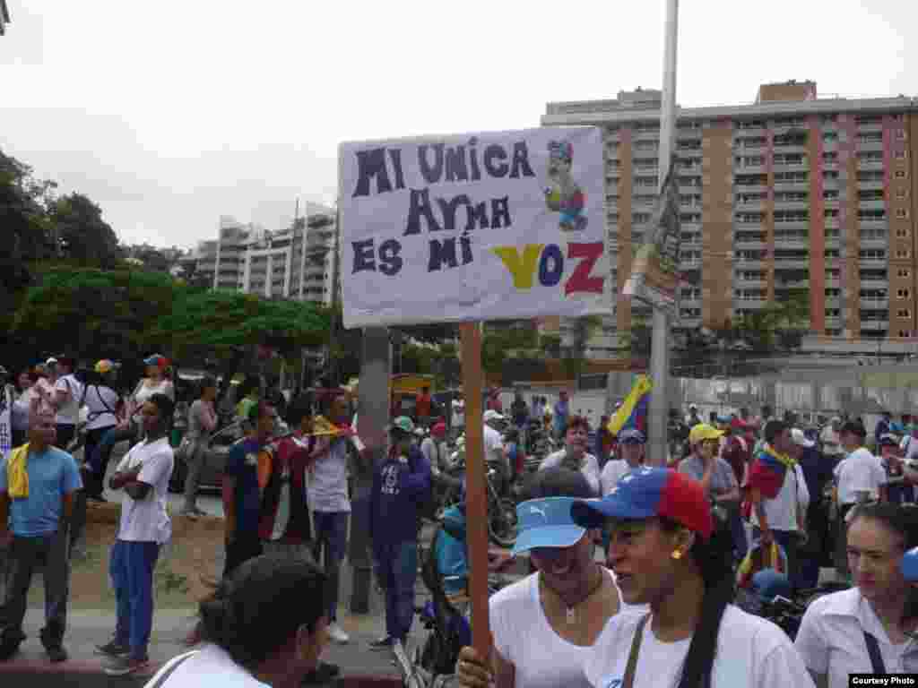 La Toma de Caracas. Cortesía de Alvaro Algarra Corresponsal de la VOA en Caracas. 