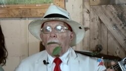 Cubano maravilla a turistas en Miami cuando toca su hoja de laurel