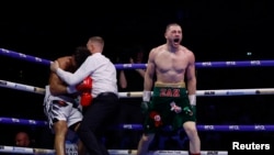 El británico Zak Chelli celebra, luego de que el árbitro detuviera el combate ante el cubano David Morrell.
