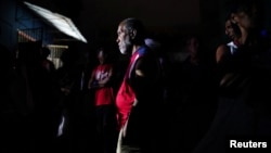 Un hombre hace fila para comprar el pollo racionado en una bodega de Santiago de Cuba, en medio del apagón. (REUTERS/Alexandre Meneghini/Archivo)