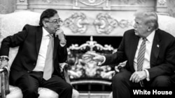 El presidente Donald Trump conversa con el mandatario de Colombia Gustavo Petro en la Casa Blanca. 