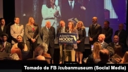 La senadora republicana Ashley Moody en el Museo Americano de la Diáspora Cubana.