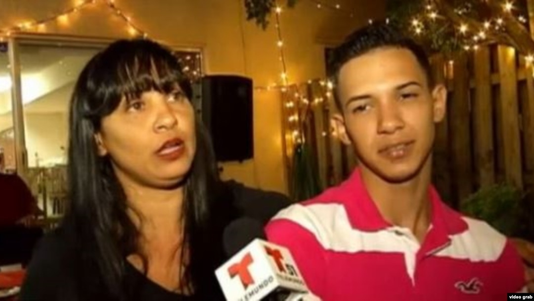 Yuliett Graverán y su hijo, parte de los 21 balseros que llegaron a Florida este 1 de enero. (Captura de video/Telemundo 51)