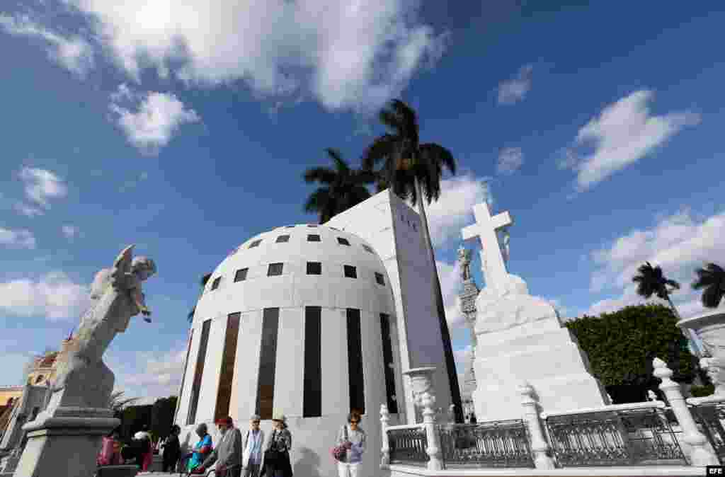 Un panteón de estilo Art Deco en el Cementerio Colón de la capital cubana.