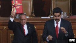 El vicepresidente de Venezuela, Nicolás Maduro (d), y el presidente de la Asamblea Nacional, Diosdado Cabello (i), en la sede del Parlamento en Caracas, Venezuela. 