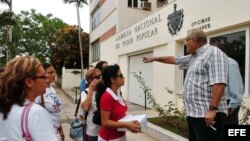 Un grupo de mujeres opositoras en demandan la creación de una moneda única en la isla.