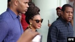 La cantante estadounidense Beyoncé (c) y su esposo, el rapero Jay-Z (d) salen el jueves 4 de abril del Hotel Saratoga en La Habana, donde se hospedaron junto a miembros de su familia, para celebrar los 5 años de su matrimonio