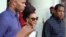 La cantante estadounidense Beyoncé (c) y su esposo, el rapero Jay-Z (d) salen  el jueves 4 de abril del Hotel Saratoga en La Habana, donde se hospedaron junto a miembros de su familia, para celebrar los 5 años de su matrimonio