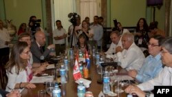 Chrystia Freeland y Bruno Rodríguez en el Ministerio de Relaciones Exteriores de Cuba. ISMAEL FRANCISCO / POOL / AFP)