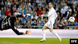 El delantero portugués del Real Madrid Cristiano Ronaldo lanza marcando gol