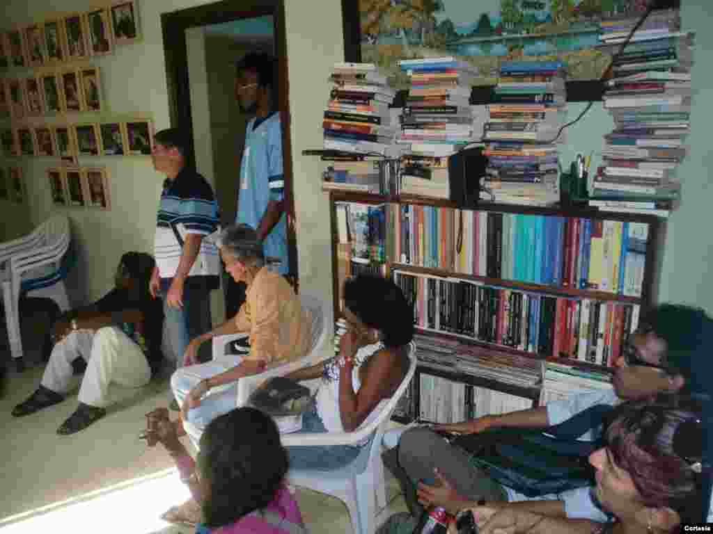 En la jornada participaron Manuel Cuesta Morua (Portavoz de Nuevo Pa&iacute;s), Juan Antonio Madrazo (Coordinador del CIR), Manuel Aguirre Lavarrere (Mackandal) del &ldquo;Movimiento de Integraci&oacute;n Racial Juan Gualberto G&oacute;mez&rdquo;, Leonard