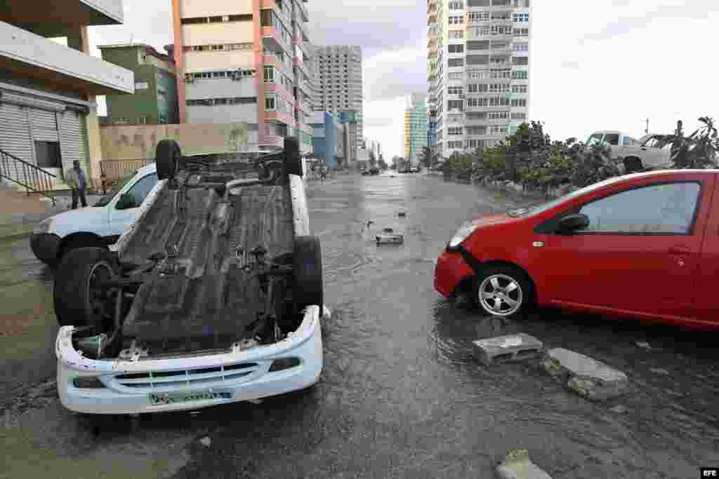 Fotografía de vehículos averiados por las inundaciones y los fuertes vientos hoy, martes 24 de enero de 2017, en La Habana (Cuba).