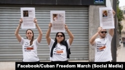 Exiliados protestas frente a la embajada de Cuba en París.