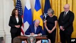 El presidente Biden firmando los Instrumentos de Ratificación de los Protocolos de Adhesión de los Estados Unidos al Tratado del Atlántico Norte para la República de Finlandia y el Reino de Suecia, el 9 de agosto de 2022. (AP Foto/Susan Walsh).